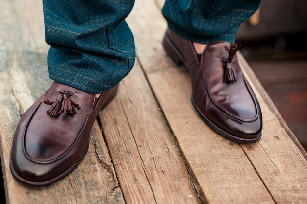 Foto braune herrenschuhe auf dem holzboden