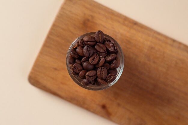 Braune Kaffeebohnen im Glas schließen oben