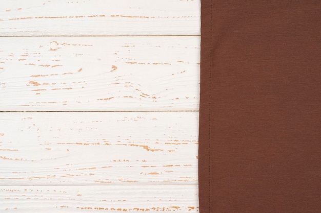 Braune Leinenserviette auf weißem Holzhintergrundmenü oder Rezeptverwendung für Hintergrundkopierraum