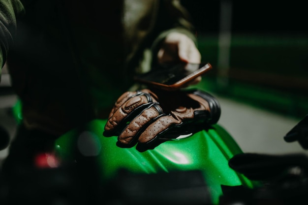 Braune Motorradhandschuhe aus Leder auf dem Tank eines Motorrads