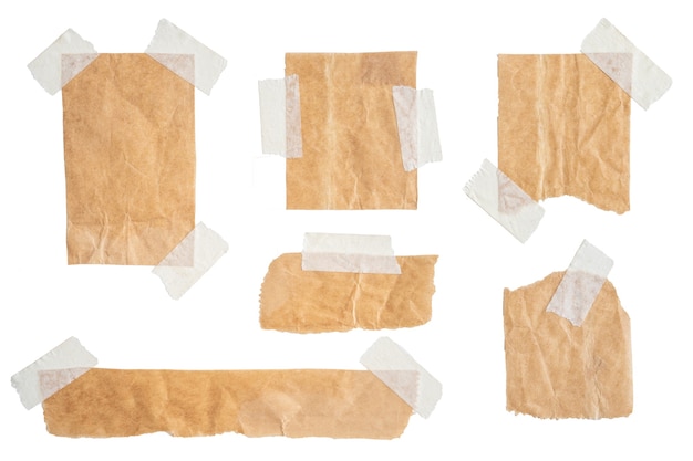 Braune Papieretiketten befestigt mit Klebeband auf weißem Hintergrund