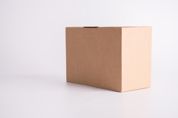 Braune Papierkiste auf weißem Hintergrund Paket- und Postlieferungskonzept Objekt- und Behälterthema