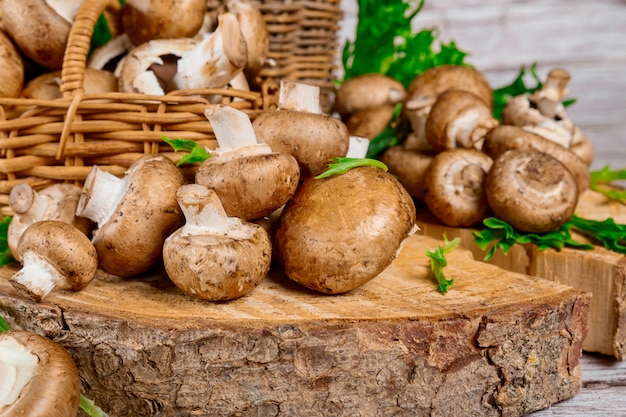 Braune Pilze in hölzernen Weidenkörben