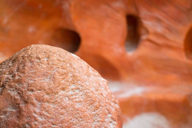 Braune sandfarbene Steinfliesen an der Wand