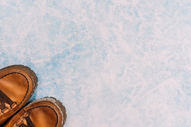 Foto braune schuhe auf eis