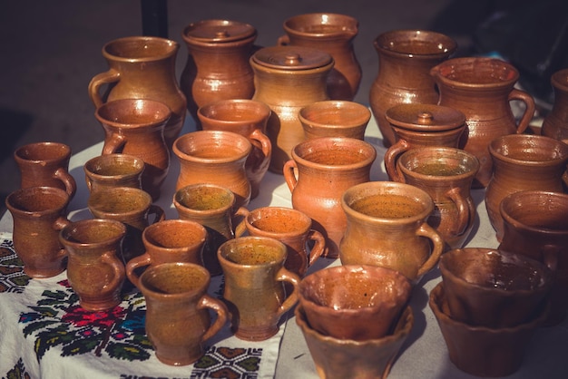 Braune Tonkeramik auf einer Messe