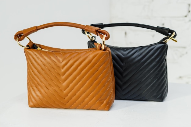 Braune und schwarze Damen-Freizeittasche aus Kunstleder, Nahaufnahme Ledertasche für Damen