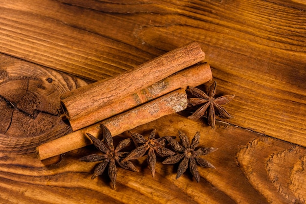 Foto braune zimtstangen und sternanis auf rustikalem holztisch