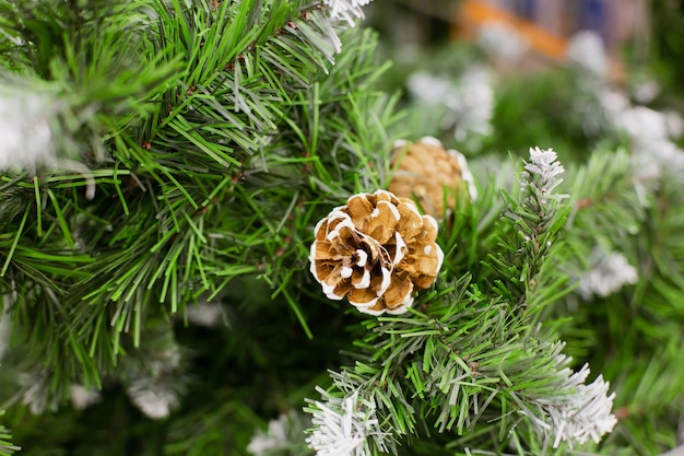 Brauner Kegel auf künstlichem Weihnachtsbaum