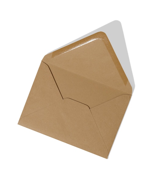 Brauner Kraftpapierumschlag auf weißem Hintergrundschablonenmodell