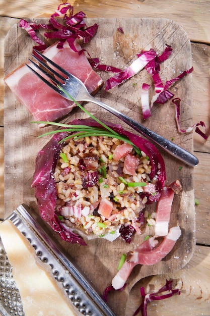 Brauner Reis mit rotem Radicchio und Speck