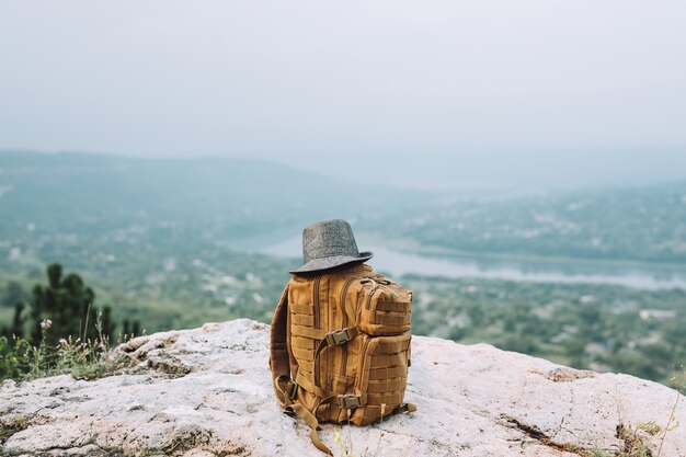 Brauner Rucksack steht auf den Steinen