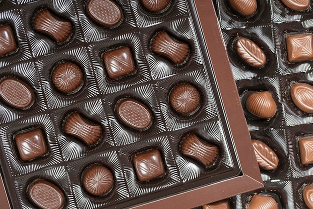 Brauner Schokoladenbonbonhintergrund Auswahl an Pralinenbonbons in der Schachtel