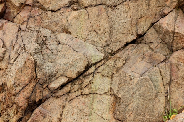 Brauner Stein- oder Felsenhintergrund Naturdetail der Felsen Closeup raue braune Steinmauer