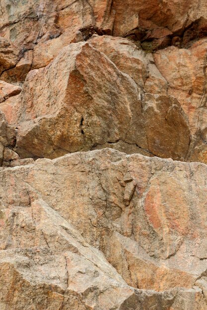 Brauner Stein- oder Felsenhintergrund Naturdetail der Felsen Closeup raue braune Steinmauer