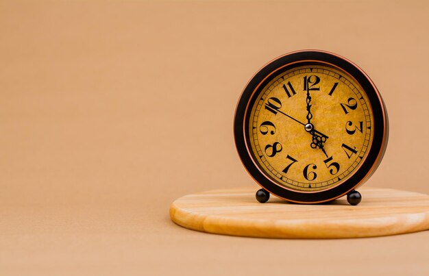 Brauner Vintage-Wecker Foto einer stationären Uhr Konzept der Zeit und wie die Zeit funktioniert