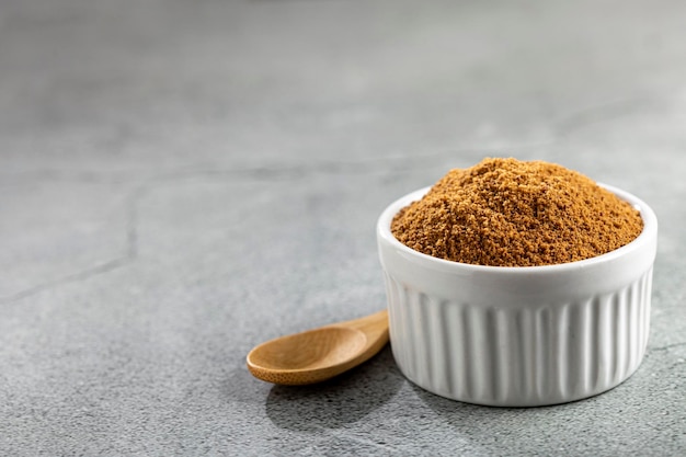 Brauner Zucker in Ramekin auf dem Tisch