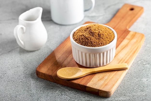 Brauner Zucker in Ramekin auf dem Tisch