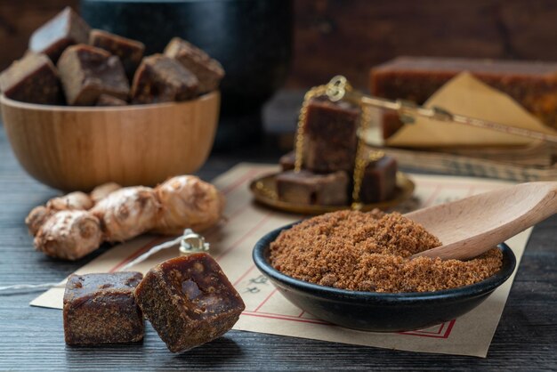 Brauner Zucker und Rezepte liegen auf dem Tisch