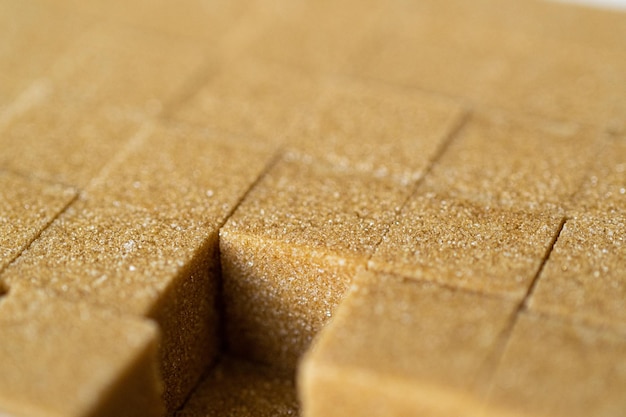 Brauner Zuckerwürfel zum Süßen von Getränken und Getränken