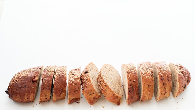 Braunes hausgemachtes Brot in Scheiben geschnitten Rezeptkonzept Kopieren Sie Platz auf weißem Hintergrund