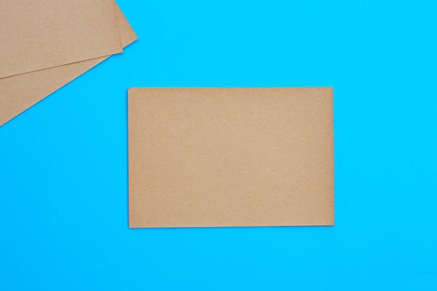 Braunes Papier mit Clip auf blauem Hintergrund