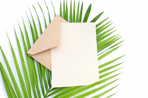 Braunes Papier und Umschläge auf grünen Blättern