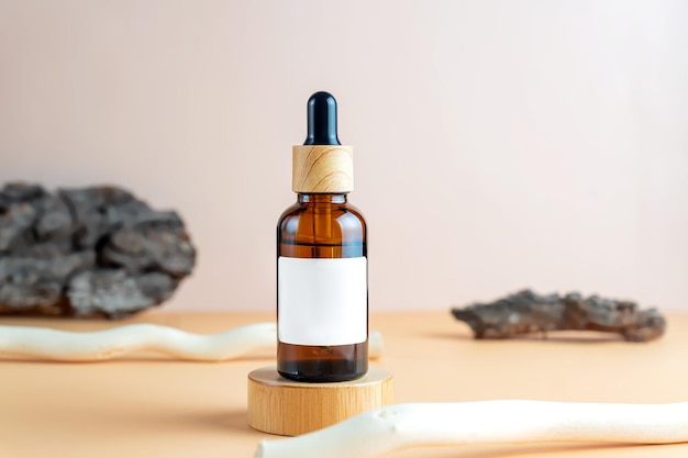 Braunglas-Kosmetik-Tropfflasche mit leerem Laber auf rundem Holzpodium Branding für Naturschönheitsproduktdesign