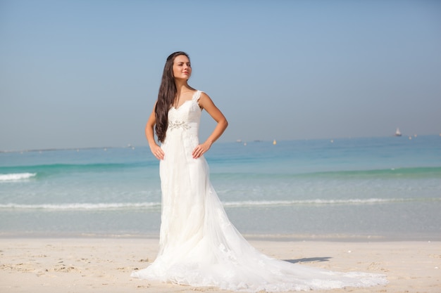 Braut am schönen Strandhochzeit sonniger Tag