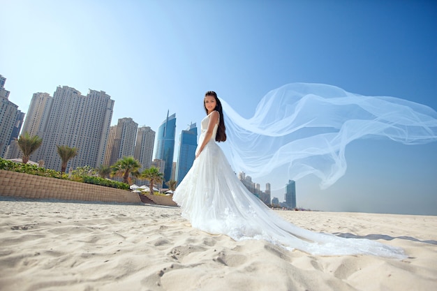 Braut am schönen Strandhochzeit sonniger Tag