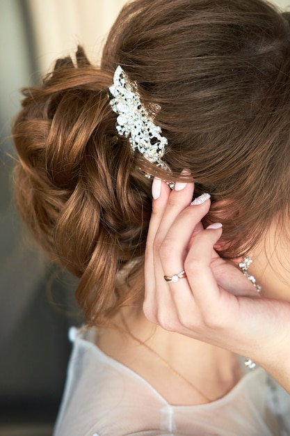 Braut befestigt die Haarspange in ihren Haaren