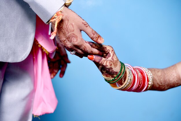 Braut & Bräutigam Hand's Together in Indian Wedding