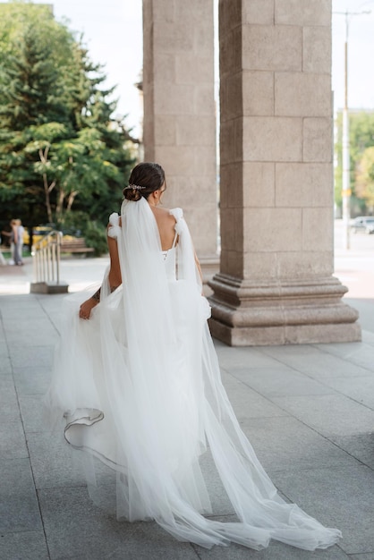 Braut der jungen Frau im weißen Kleid