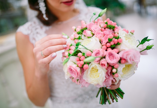 Braut, die Blumenstrauß hält