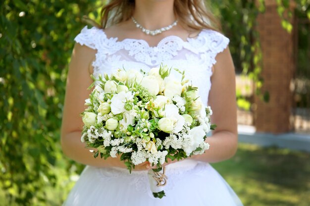 Braut, die Hochzeitsblumenstrauß in den Händen hält