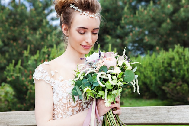 Braut, die Hochzeitsblumenstrauß von Blumen hält