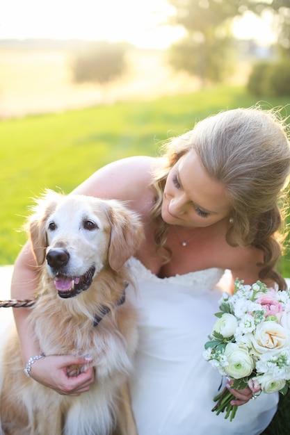 Foto braut, die ihren hund betrachtet