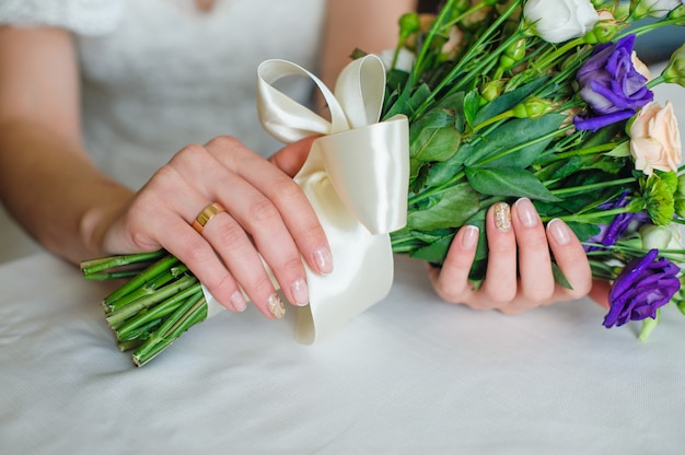 Braut, die schönen Hochzeitsblumenstrauß im Hochzeitstag hält