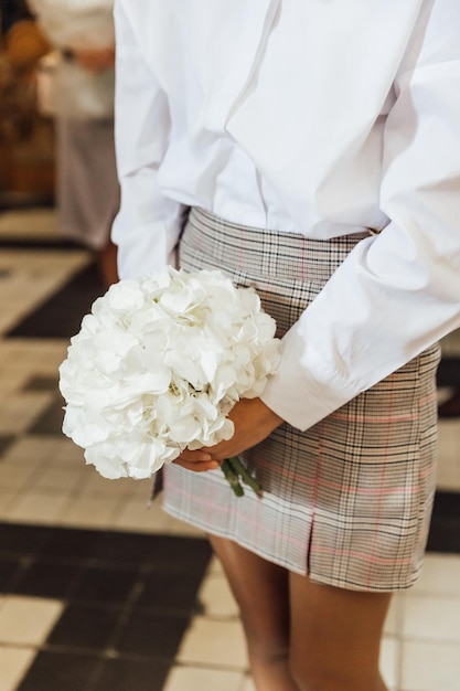 Braut hält einen Hochzeitsblumenstrauß, Hochzeitskleid, Hochzeitsdetails