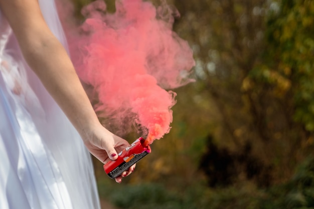 Braut halten rauchbombe in seinen händen, das konzept der familienbeziehungen