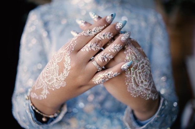 Braut-Henna geschnitzt schön und einzigartig in der Hand der Braut