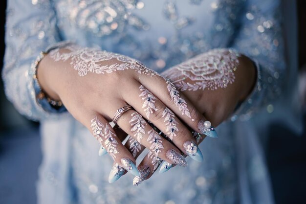 Braut-Henna geschnitzt schön und einzigartig in der Hand der Braut