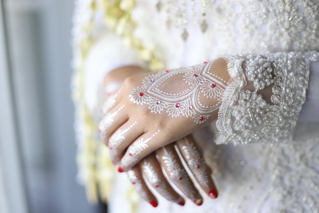 Braut-Henna geschnitzt schön und einzigartig in der Hand der Braut