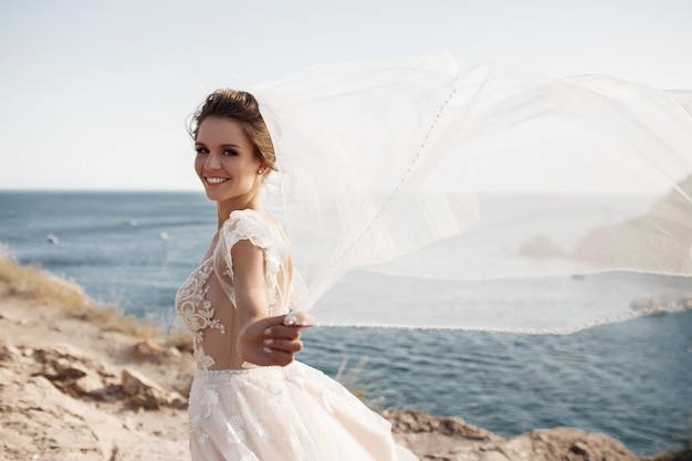 Braut im Hochzeitskleid im Freien