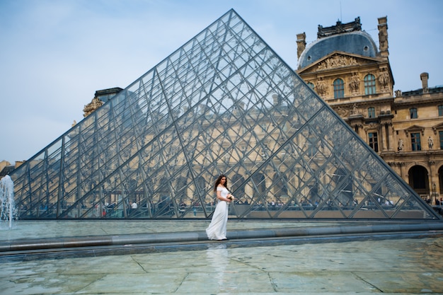 Braut im Hochzeitskleid in Paris Juli Jalousie