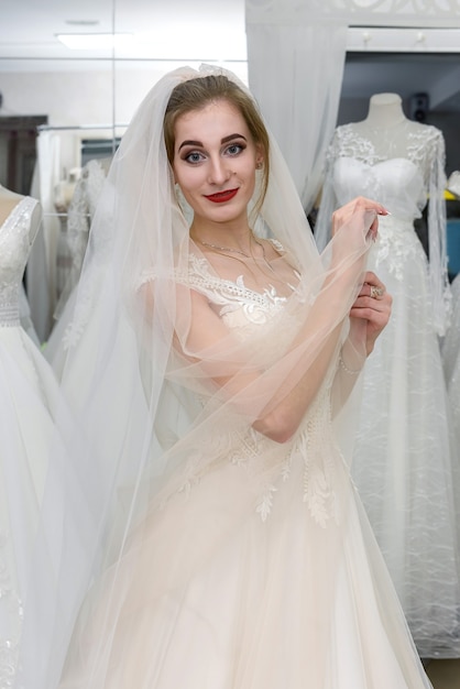 Braut im Hochzeitskleid passend zum Atelier