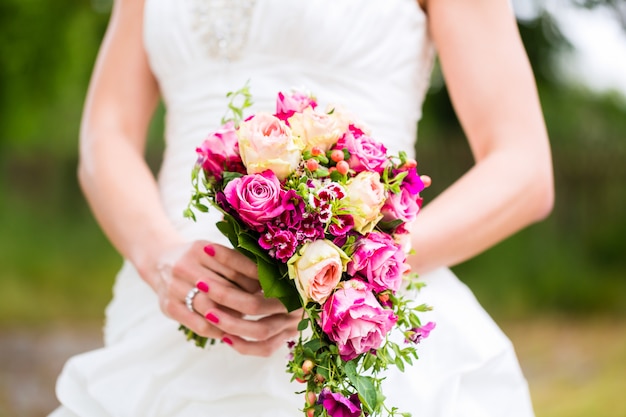 Braut im Kleid mit Brautstrauß