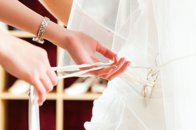 Braut im Kleidergeschäft für Brautkleider