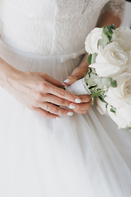 Braut im weißen Kleid mit Blumenstrauß Hochzeitstag