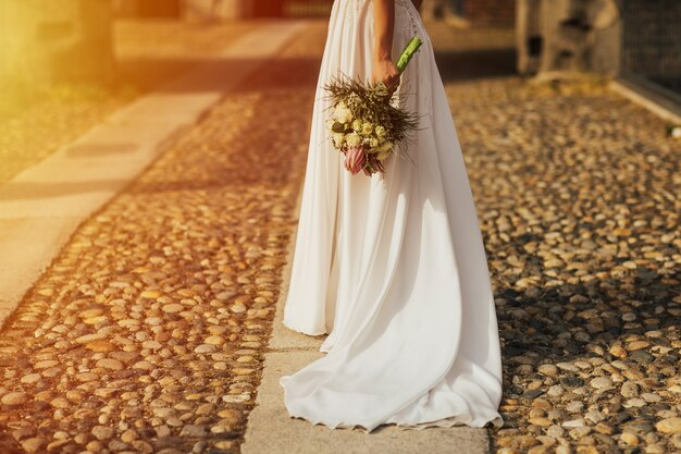 Braut im weißen langen Kleid.